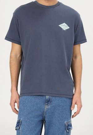 Granatowa bawełniana koszulka z krótkim rękawem, okrągłym dekoltem i diamentowym logo w jasnoniebieskim kolorze na lewej piersi. Luźny krój.