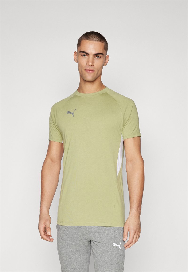 T-shirt de sport vert à manches courtes, avec un logo gris sur la poitrine et des panneaux latéraux blancs, fabriqué dans un matériau lisse et léger.