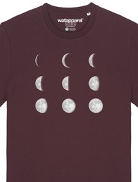 Bordeauxrotes T-Shirt mit einem Grafiken der Mondphasen in verschiedenen Grautönen, einschließlich Mondsichel und Vollmond in einem Rasterschema.