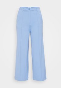 Světle modré kalhoty širokého střihu vyrobené z hladkého materiálu, s předním knoflíkovým zapínáním, upravenými švy a manžetami.