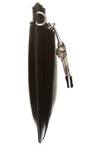 Černé kožené psaníčko s hladkou texturou, štíhlý obdélníkový tvar, stříbrné kovové doplňky a pletený detail na jezdcích zipu.