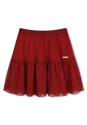 Jupe rouge avec ourlet volanté évasé et motif répétitif "MK" foncé, avec une petite étiquette logo rectangulaire blanche sur le côté droit.