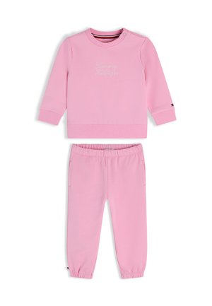Lyserød langærmet sweatshirt og matchende joggingbukser med ribmanchetter, elastik i taljen og små logodetaljer.