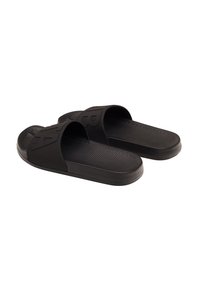 Czarne gumowe klapki z teksturowaną podeszwą, otwartym noskiem i wyraźnym wytłoczonym logo na pasku. Wykonane z lekkiego i elastycznego materiału.