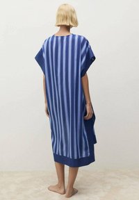 Rochie kaftan cu dungi albastre, cu mâneci scurte, guler rotund și o margine care se extinde până la jumătatea tibiei. Textură de țesătură moale.