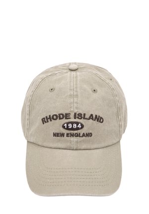 Căciulă de baseball din bumbac, de culoare bej deschis, cu text brodat: "Rhode Island 1984 New England" în marron închis pe panoul din față.