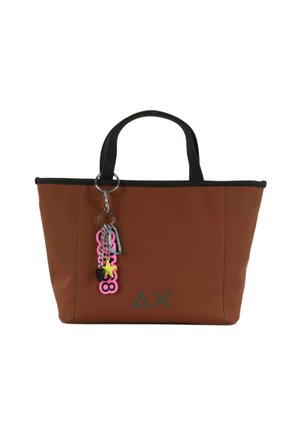 Borsa tote marrone con manici neri, triangolo nero e logo a X, e portachiavi colorato con numeri rosa, una stella gialla e un cuore nero.