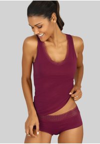 Bordeaux top med blonderkant ved halsen, parret med matchende boyshorts med blonde detaljer. Stoffet fremstår blødt og tætsiddende.