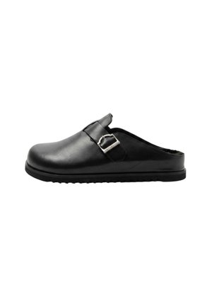 Zoccolo nero slip-on con fibbia argentata regolabile e punta liscia e arrotondata, con suola testurizzata per una buona presa.