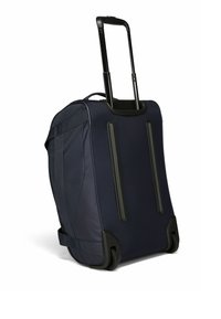 Borsa da viaggio in tessuto blu navy con un design strutturato, dotata di manico nero retrattile, ruote fluide e cinturini laterali per il trasporto.