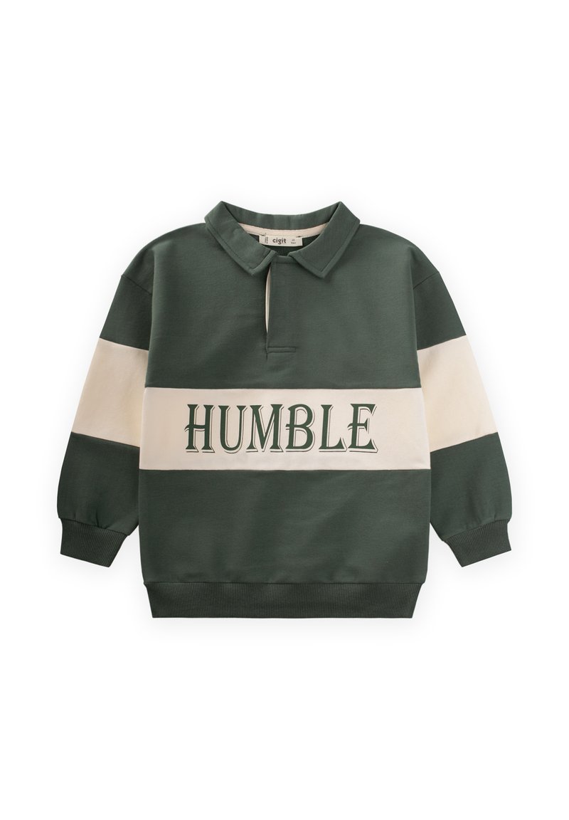 Ciemnozielony sweter z kołnierzykiem. Posiada kremowe poziome paski oraz słowo "HUMBLE" w zielonym, wyhaftowane z przodu.