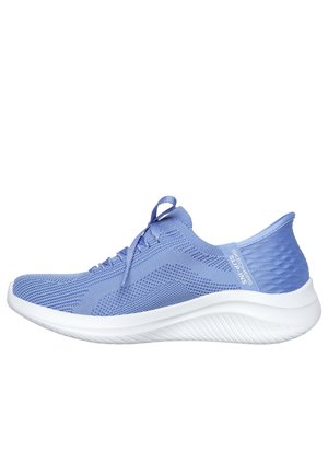 Zapatilla de malla azul ligera con parte superior texturizada, suela de goma blanca y diseño con cordones. Presenta un acento en el talón suave y una marca distintiva.