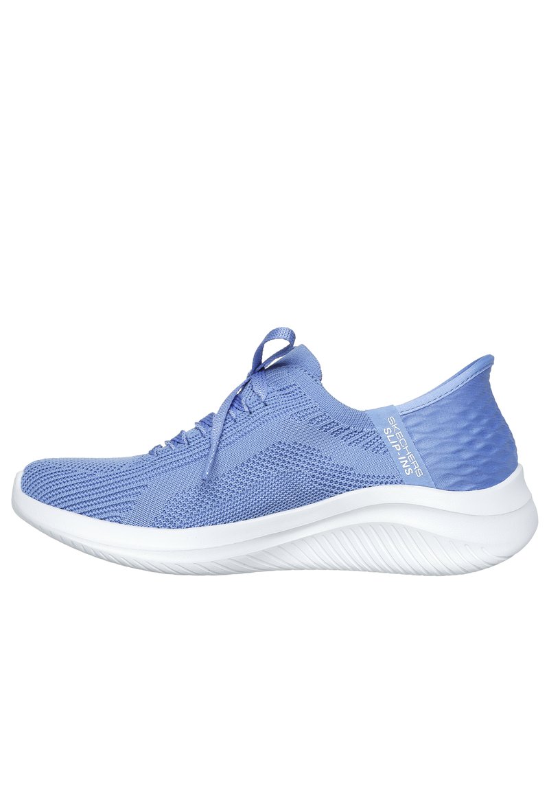 Zapatilla de malla azul ligera con parte superior texturizada, suela de goma blanca y diseño con cordones. Presenta un acento en el talón suave y una marca distintiva.