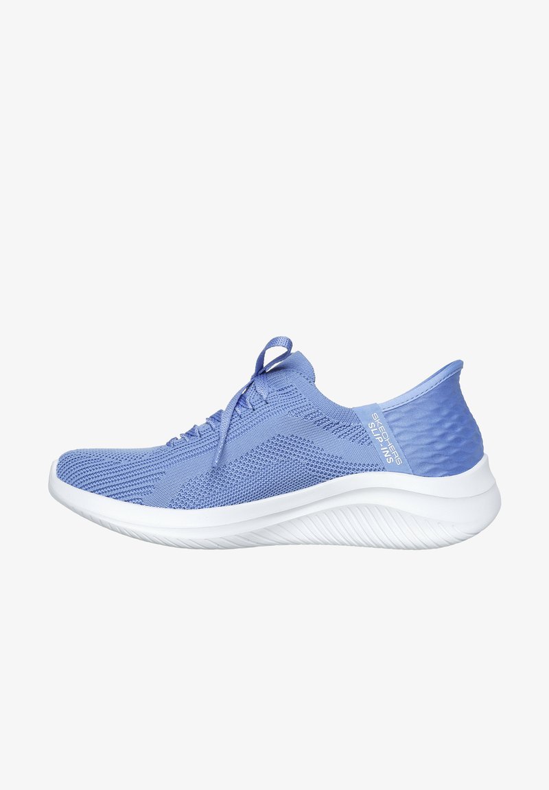 Lichte blauwe mesh sneaker met een gestructureerde bovenkant, witte rubberen zool en vetersluiting. Voorzien van een gladde hakaccent en branding.