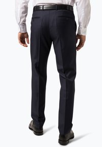 Dunkelblaue Hose aus einem strukturierten Stoff, mit geradem Bein, doppelten Gesäßtaschen und einem eleganten schwarzen Gürtel.