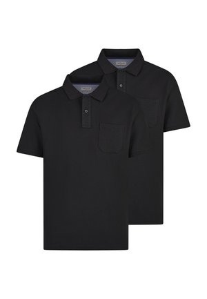 Zwei schlichte schwarze Poloshirts mit kurzen Ärmeln, Kragen, Knopfleisten und Brusttaschen, vor einem weißen Hintergrund gezeigt.