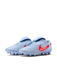 Világoskék foci cipők, érdes felülettel, piros Nike logóval és állítható szárnnyal. Formázott stoppokkal rendelkeznek a fűre való tapadás érdekében.