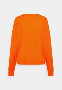 Orange gestrickter Pullover mit rundem Ausschnitt, langen Ärmeln und gerippten Bündchen und Saum. Das Design ist oversized und hat eine glatte Textur.