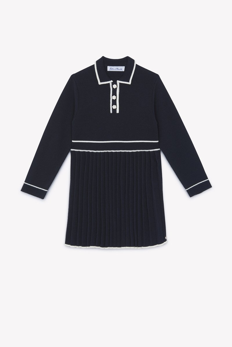 Abito lungo a maniche lunghe navy con colletto, quinto bottone, rifiniture bianche e gonna plissettata. Realizzato in tessuto testurizzato.