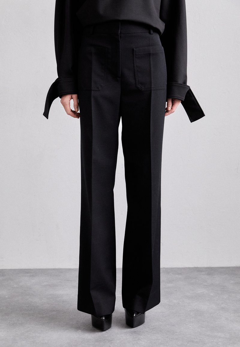 Victoria Beckham - ALINA TROUSER - Housut - black, Suurenna