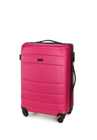 Valigia rigida rosa con una superficie texture, strisce orizzontali, dettagli neri, manico telescopico e quattro ruote per la mobilità.