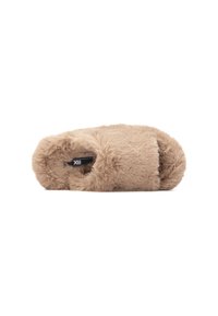 Zapatilla de casa de peluche sintético en tono beige claro, con un exterior grueso y suave, y una forma redondeada para mayor comodidad y calidez. Con marca Xti en el interior.