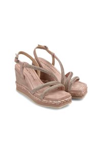 Sandali a zeppa in morbido suede rosa, con fasce incrociate e dettagli metallici, e una base avvolta in juta. Plantare liscio e texturizzato.