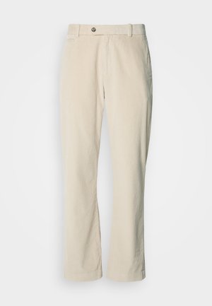 Beige Corduroyhosen mit Knopf- und Reißverschluss, Gürtelschlaufen und geradem Bein auf weißem Hintergrund.