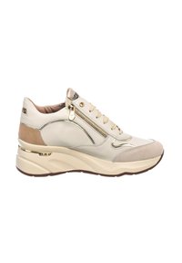 Sneaker platform in pelle crema con accenti in suede beige, dotate di cerniere, hardware dorato e suola in gomma testurizzata.
