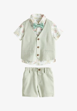 Traje de niño pequeño verde claro con chaleco abotonado, pantalones cortos, camisa de manga corta con estampado floral y pajarita verde a juego.