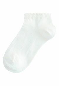 Chaussette blanche à la cheville en matériau doux, avec un bord côtelé et une texture lisse. La chaussette possède un bout arrondi sans motifs ni accents.