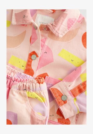 Pamukova dječja odjeća sa ružičastom pozadinom i apstraktnim uzorcima u narančastoj, žutoj i ljubičastoj boji. Uključuje košulju s ovratnikom i hlače s elastičnom trakom.