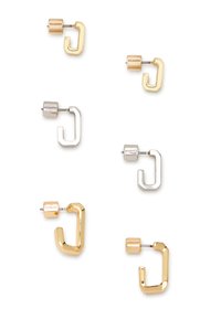 Twee paar geometrische oorbellen in goud en zilver. Elk paar heeft een blokpost met de merknaam. De vormen zijn rond en hoekig.