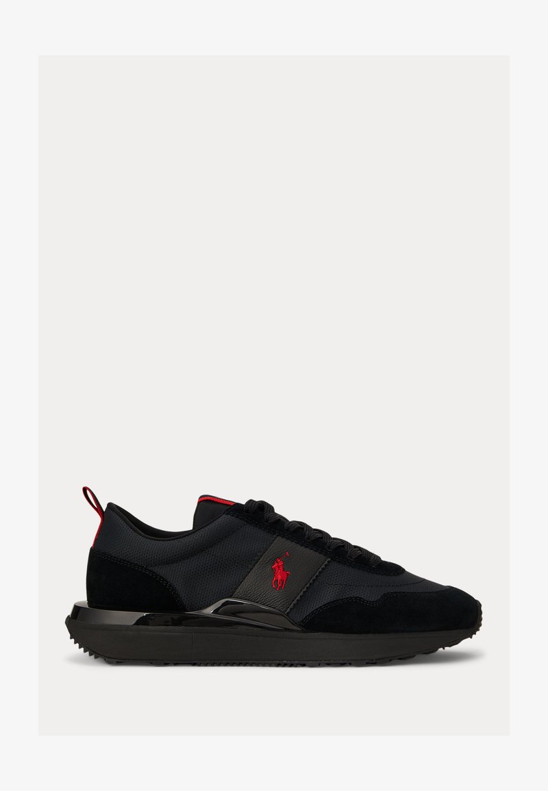 Must madala säärega toss punase Polo logoga, seemisnahast ja võrkdetailidega, musta tallaga ja punase kandetõmmitsaga kannal.