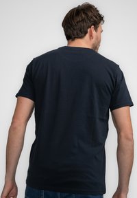 Navy blauwe katoenen T-shirt met korte mouwen, ronde hals en een gladde textuur. Minimalistisch ontwerp zonder zichtbare graphics of logo's.