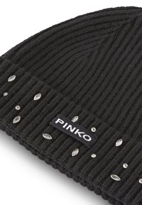 Crna rebrasta pletena kapa s prozirnim draguljima duž jedne strane i upletenom oznakom "PINKO" na rubu.