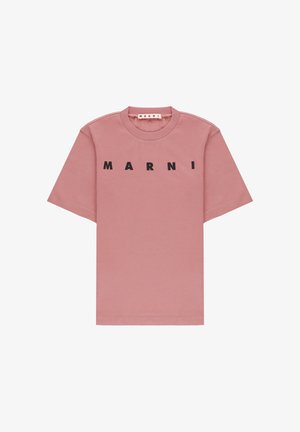 T-shirt rosa polveroso a maniche corte con scritta nera "MARNI" al centro del petto e scollo rotondo.