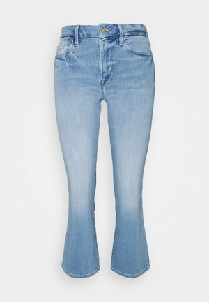 Jean bleu clair taille haute avec une légère évasée en bas, poches avant, fermeture à bouton et à glissière.