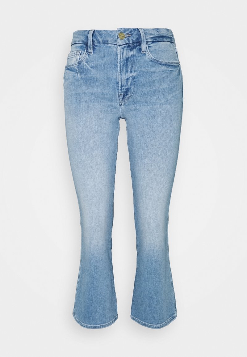 Jean bleu clair taille haute avec une légère évasée en bas, poches avant, fermeture à bouton et à glissière.