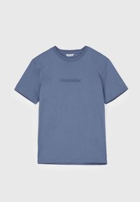 T-shirt in cotone blu con scollo rotondo e maniche corte. Il nome del brand "Holzweiler" è ricamato al centro del petto.