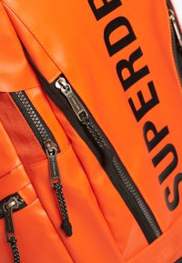 Superdry & Co Sac à dos - bold orange pelican