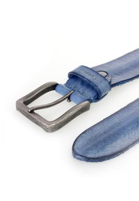 Blauer Leder-Gürtel mit einer silberfarbenen Metallschnalle. Verfügt über eine strukturierte Oberfläche und eine abgerundete Enden. Markenlogo in der Nähe der Schnalle sichtbar.