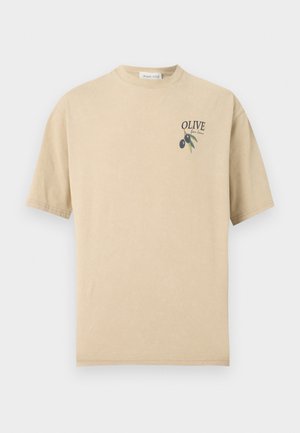 Bež kratka majica s kratkim rukavima s malim tekstom "OLIVE" i dva crna maslinova ploda s zelenim listovima otisnuta na gornjem lijevom dijelu prsiju.