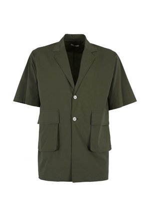 Blazer verde scuro a maniche corte con revers a lancia, due bottoni d'argento e grandi tasche anteriori con patta, mostrato su sfondo bianco.