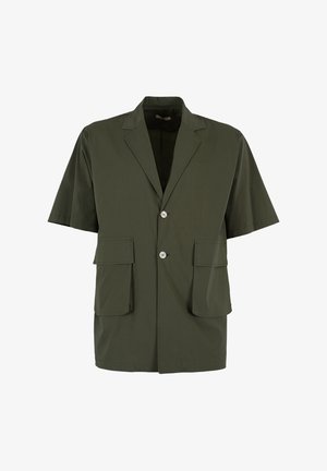 Blazer verde scuro a maniche corte con revers a lancia, due bottoni d'argento e grandi tasche anteriori con patta, mostrato su sfondo bianco.