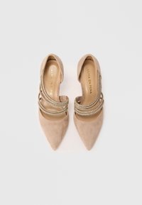Chaussures pour femmes en suède beige à bout pointu avec trois brides tressées décoratives et "ALMA EN PENA" imprimé à l'intérieur.