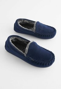Mørkeblå fleece slippers med grå faux fur-foring, slip-on design og kontrasterende syninger langs kanterne. Rund tåform.