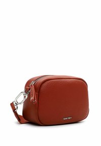 Väike tekstuuriga nahast õlakott põletatud oranžis värvitoonis, hõbedase tõmbluku ja metallist klambriga, esiküljel on "Suri Frey" logo.