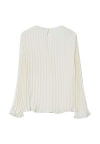 Blusa bianca plissettata con maniche lunghe, collo rotondo e apertura a chiave sul retro. Tessuto leggero con righe verticali per dare texture.