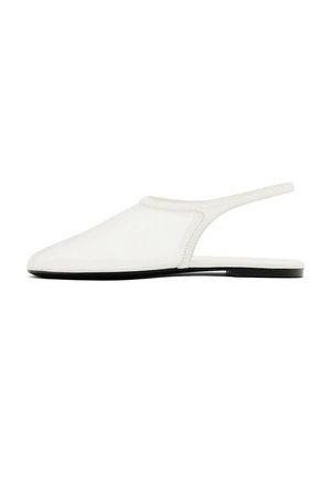 Biały płaski but typu slingback z zamkniętym spiczastym noskiem i cienką czarną podeszwą na białym tle.